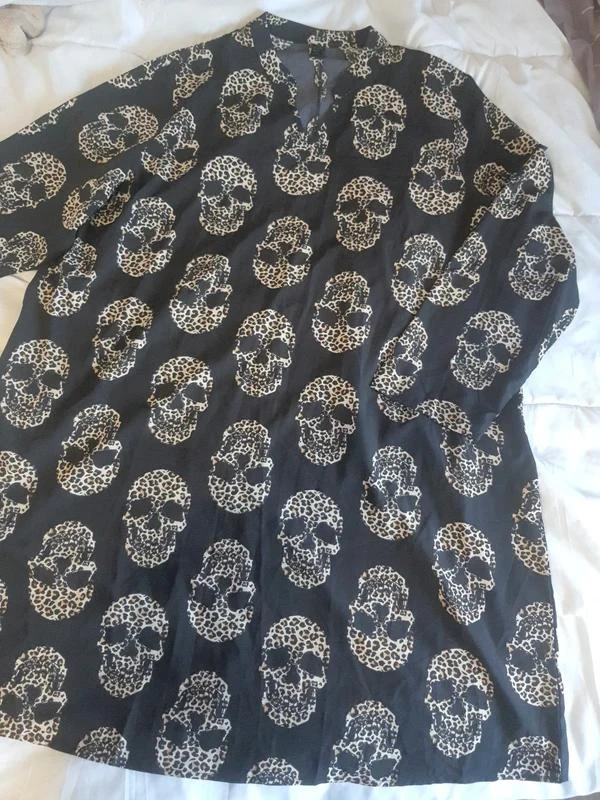 Vestido preto com estampa de crânios em padrão leopardo 46 - 3XL – photo 8